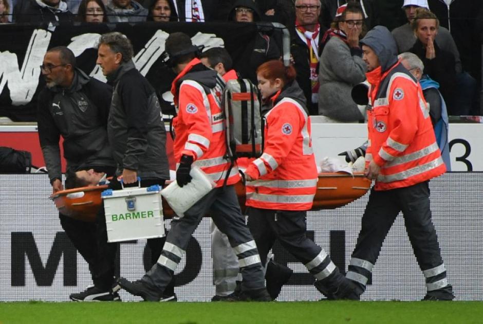 Los param&eacute;dicos trasladan al jugador al hospital. (Foto: AFP)