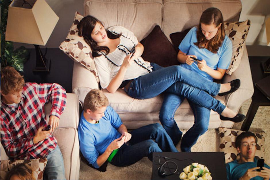 La mayor&iacute;a de personas, revisa su celular al menos una vez cada 5 minutos y esto acelera la adicci&oacute;n. (Foto: briodiario)