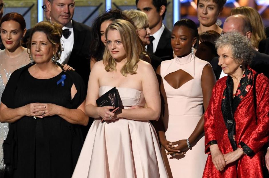 "The Handmaid&acute;s Tale", basada en el libro del mismo nombre fue una de las series m&aacute;s ganadoras y se llev&oacute; el gran premio de la noche. (Foto: AFP)