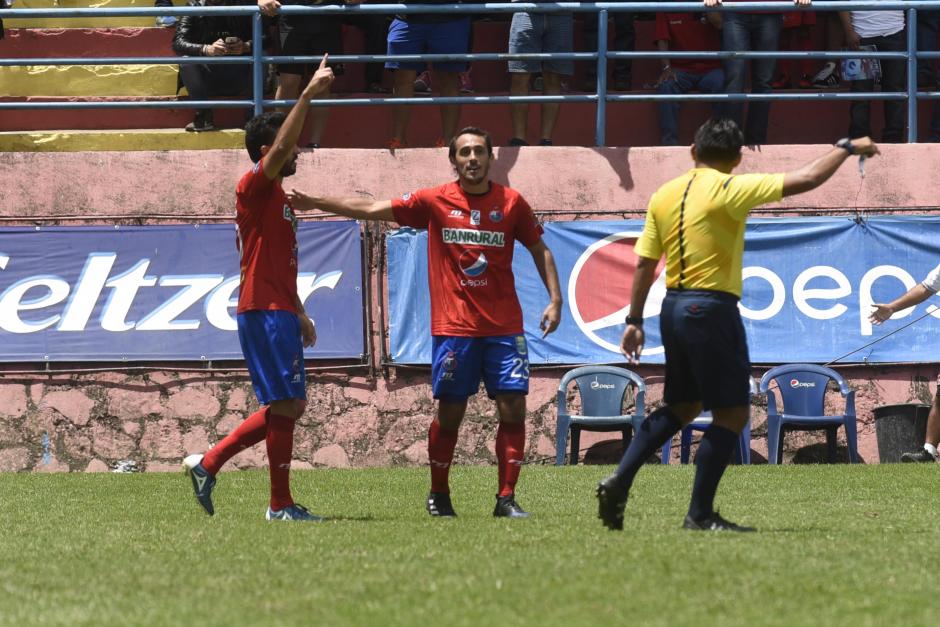 Kamiani y Puerari celebran la primera anotaci&oacute;n del encuentro. (Foto: Nuestro Diario)