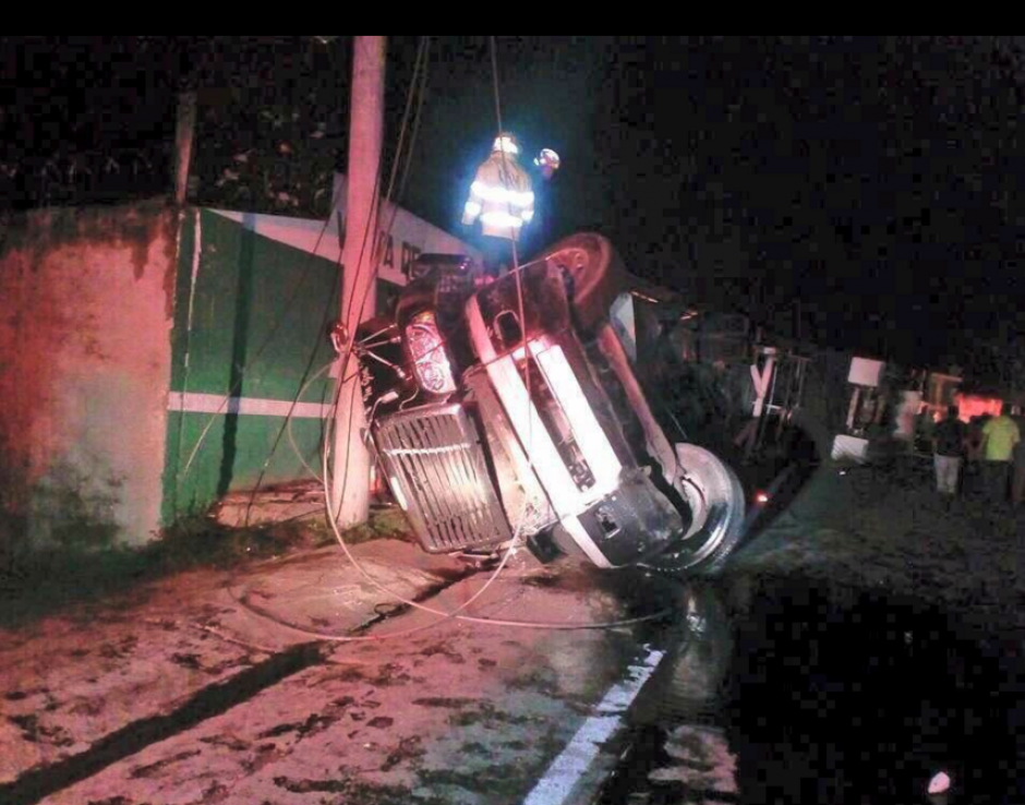 Un accidente ocurrido en la madrugada aún complica el paso en el sector. (Foto: Amílcar Montejo/PMT)&nbsp;