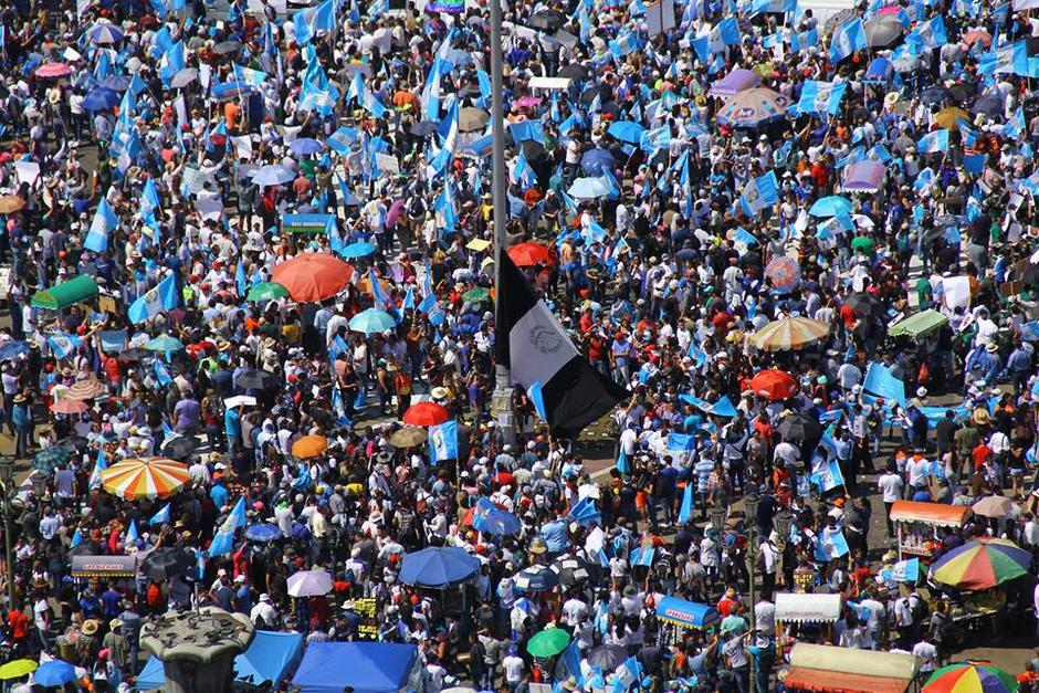 Una bandera nacional con los colores blanco y negro fue izada. (Foto: Alexis Batres/Soy502) 