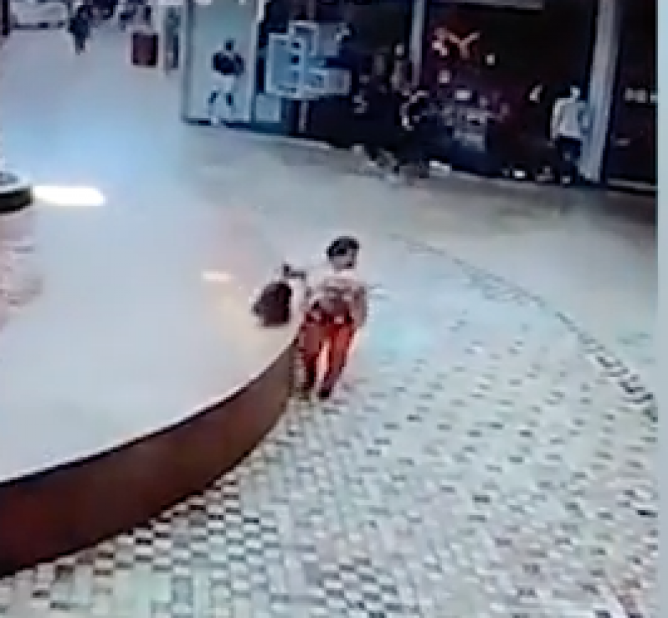 La mujer que se encontraba en un centro comercial de la ciudad de Puebla, M&eacute;xico, logr&oacute; salvarse de ser aplastada por escombros que se desprendieron por el terremoto. (Foto: captura de pantalla).&nbsp;