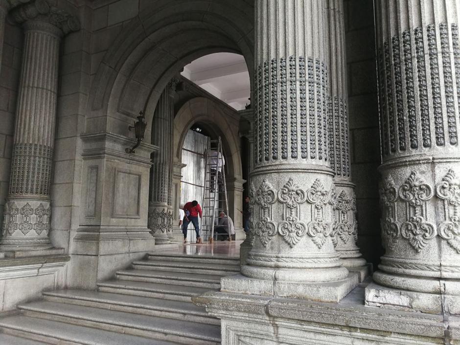 Personal del Palacio Nacional se prepara ante la llegada de las protestas. (Foto: Soy502) 