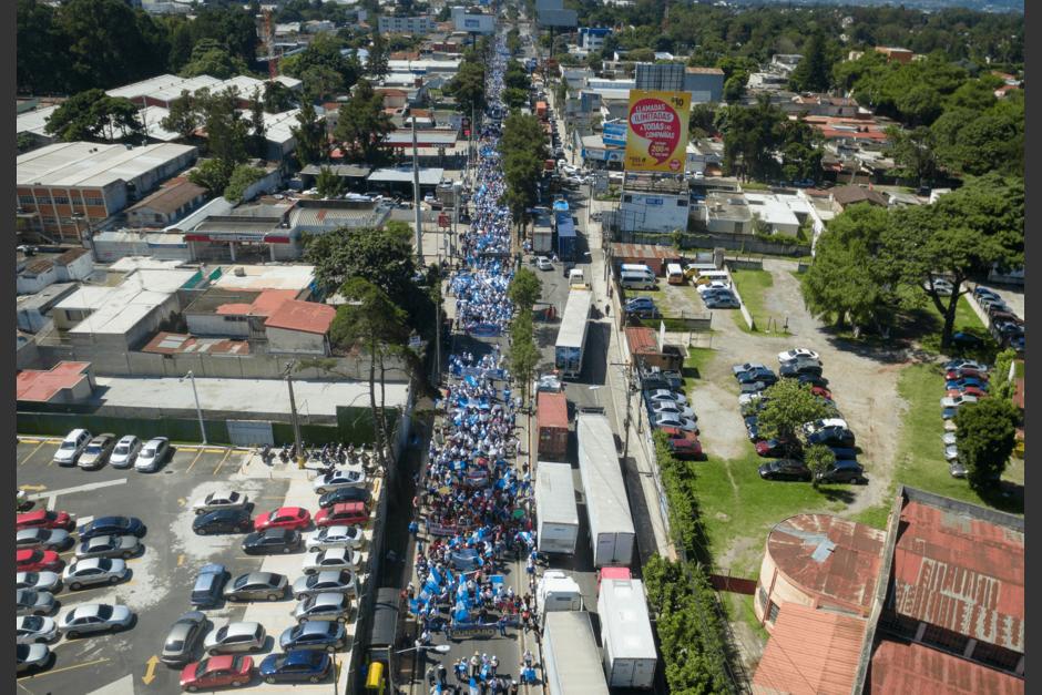 Miles de estudiantes caminan hacia la zona 1. (Foto: Soy502) 