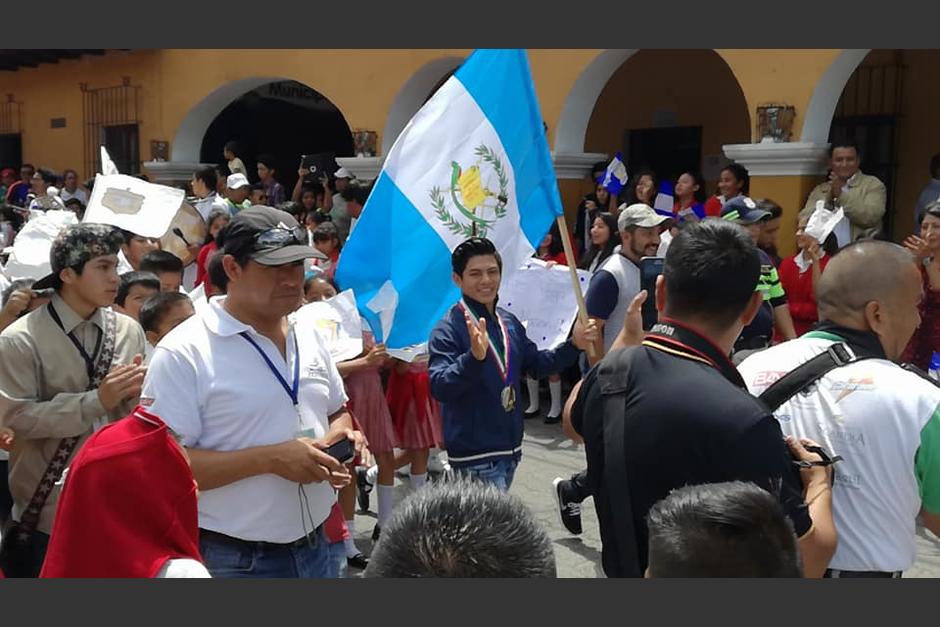 Jorge Vega fue recibido como h&eacute;roe en su natal Jocotenango, Sacatep&eacute;quez. (Foto: Carlos Reyes&rlm;)