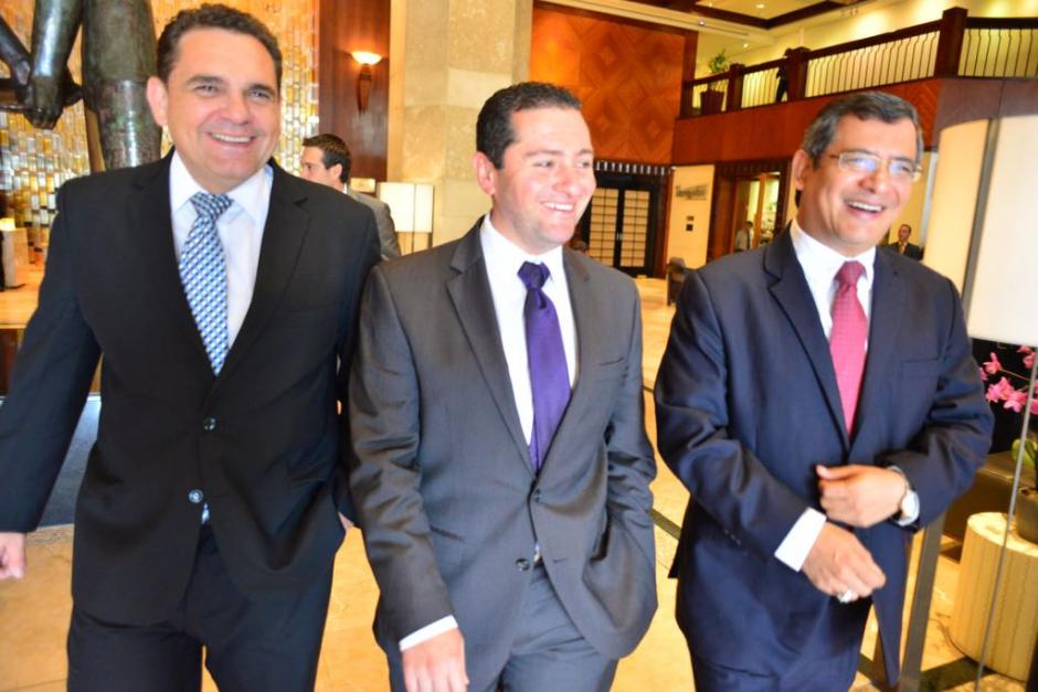 Miembros de la Junta Directiva a la salida de la reuni&oacute;n en un hotel de la capital. (Foto: Jes&uacute;s Alfonso/Soy502)