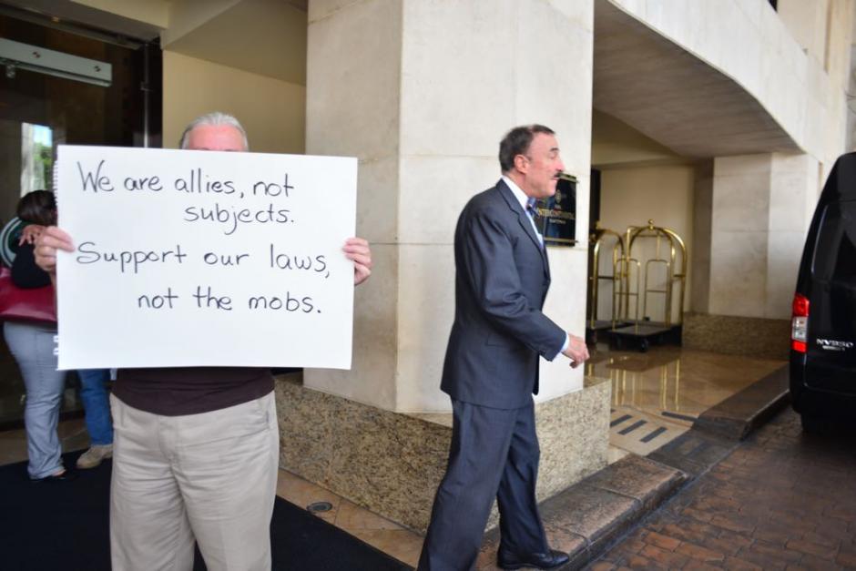 Manifestante a la salida del hotel donde se estaban reuniendo los congresistas de dos pa&iacute;ses. (Foto: Jes&uacute;s Alfonso/Soy502)