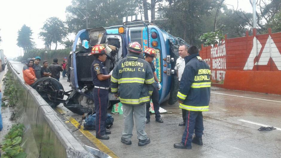 Un autobús de los transportes "Momosteca" volcó en el kilómetro 61 de la ruta Interamericana y dejó dos personas muertas. (Foto: Bomberos Municipales Departamentales)