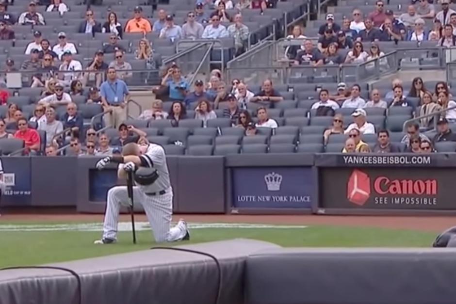 El bateador Todd Frazier se arrodill&oacute; tras enviar la pelota hacia el grader&iacute;o y golpear a la peque&ntilde;a. (Imagen: captura de pantalla)