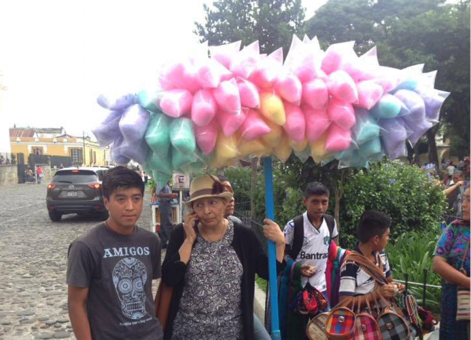 El joven al que el s&aacute;bado 23 de septiembre la Polic&iacute;a Municipal de Antigua le decomis&oacute; la venta del d&iacute;a recibi&oacute; una donaci&oacute;n. (Foto: Noticiero Starnews).&nbsp;