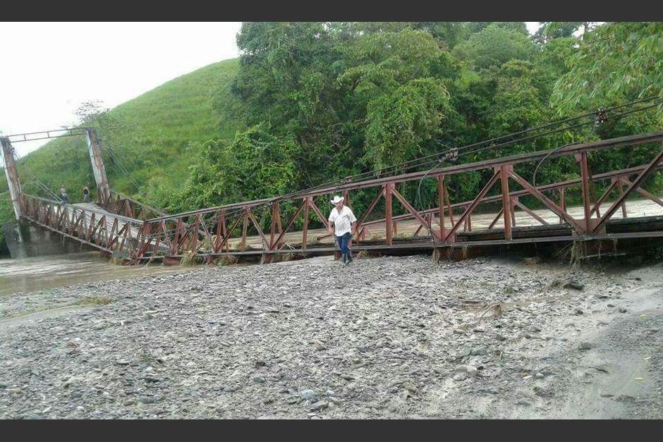 Así quedó el puente "Mixco" ubicado en la aldea del mismo nombre ubicada en Los Amates, Izabal. (Foto: Conred).&nbsp;