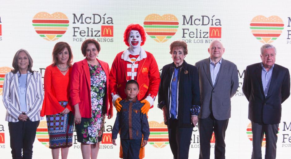 Representantes de McDonald&acute;s Guatemala posan junto a Mario Orozco, ni&ntilde;o beneficiado de Fundaci&oacute;n Ronald McDonald. (Foto: cortes&iacute;a McDonald&acute;s)