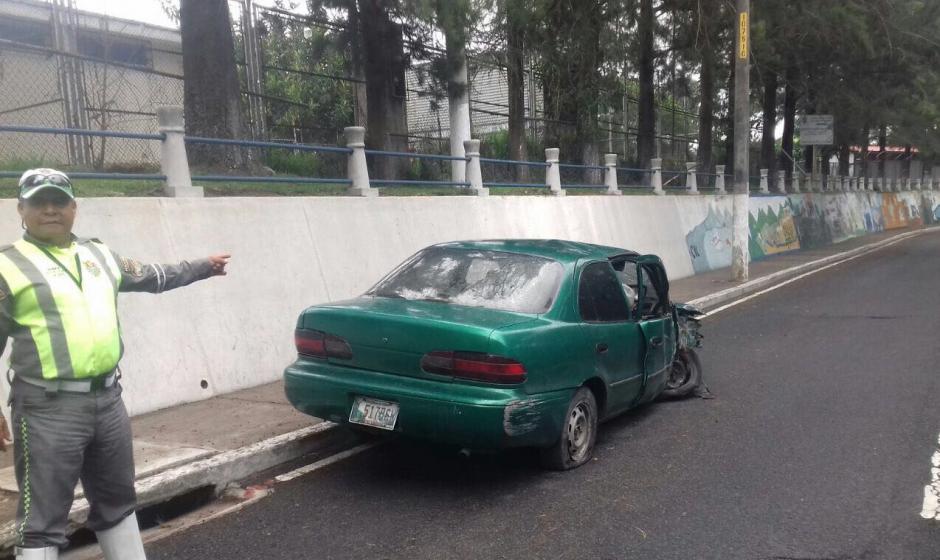 Desde hace siete d&iacute;as fue abandonado un veh&iacute;culo en la circunvalaci&oacute;n de la Tribuna Militar en la zona 5 capitalina. (Foto: Facebook/Amilcar Montejo)