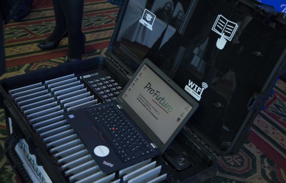 El equipo tecnol&oacute;gico consiste en 300 maletas ProFuturo que incluyen: una computadora port&aacute;til, tabletas, ca&ntilde;onera, routery concentrador de carga, entre otros accesorios. (Foto: V&iacute;ctor Xiloj/Soy502)