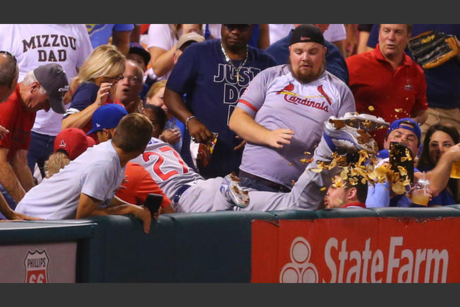 Addison Russell buscaba atrapar la pelota, pero le bot&oacute; los nachos un fan&aacute;tico. (Foto: captura de video)