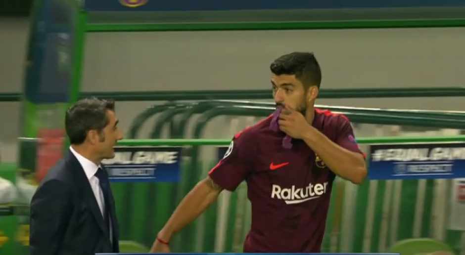 Luis Suárez reclamó al técnico Ernesto Valverde por qu&eacute; lo cambió. (Foto: Captura de video)