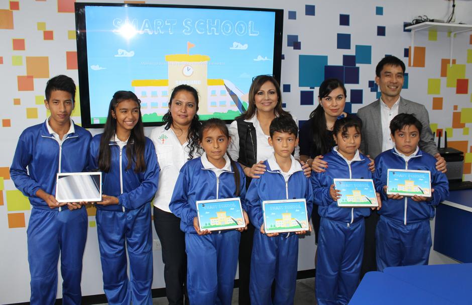 Representantes de CBC y Samsung hacen entrega del equipo tecnol&oacute;gico. (Foto: V&iacute;ctor Herrarte/Nuestro Diario)