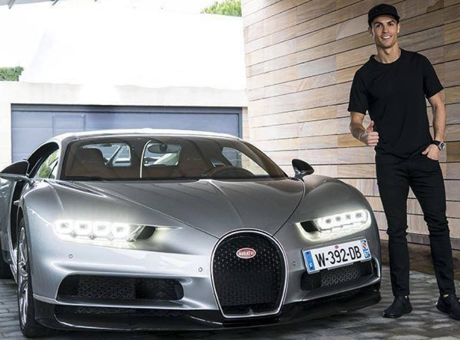 CR7 pos&oacute; junto a su &uacute;ltimo auto de lujo. (Foto: Univisi&oacute;n)