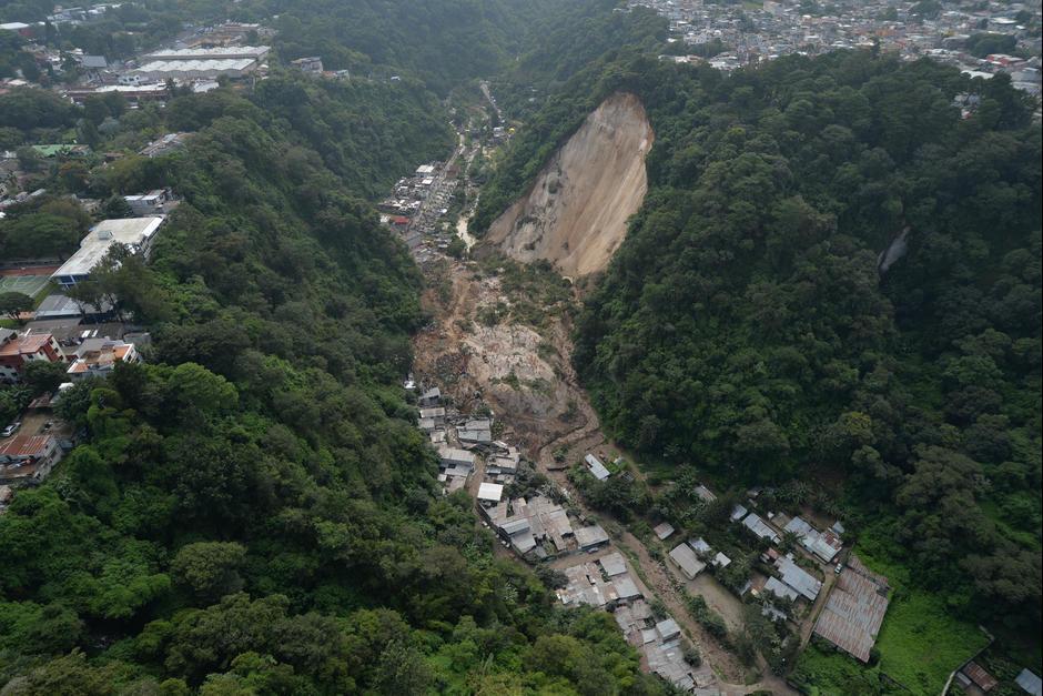La ladera se derrumb&oacute; sobre la colonia en la noche del 1 de octubre de 2015. (Foto: Archivo/Soy502)