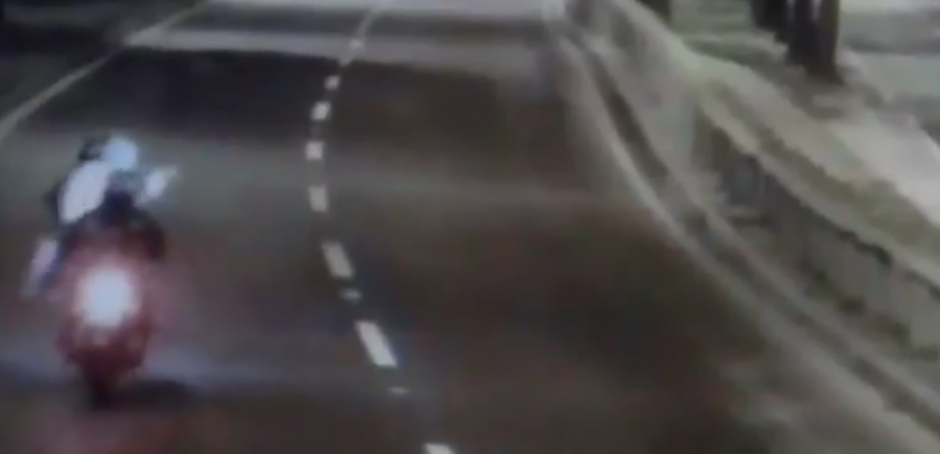 Los asaltantes han encontrado nuevas modalidades para asaltar en moto. (Foto: captura pantalla)&nbsp;