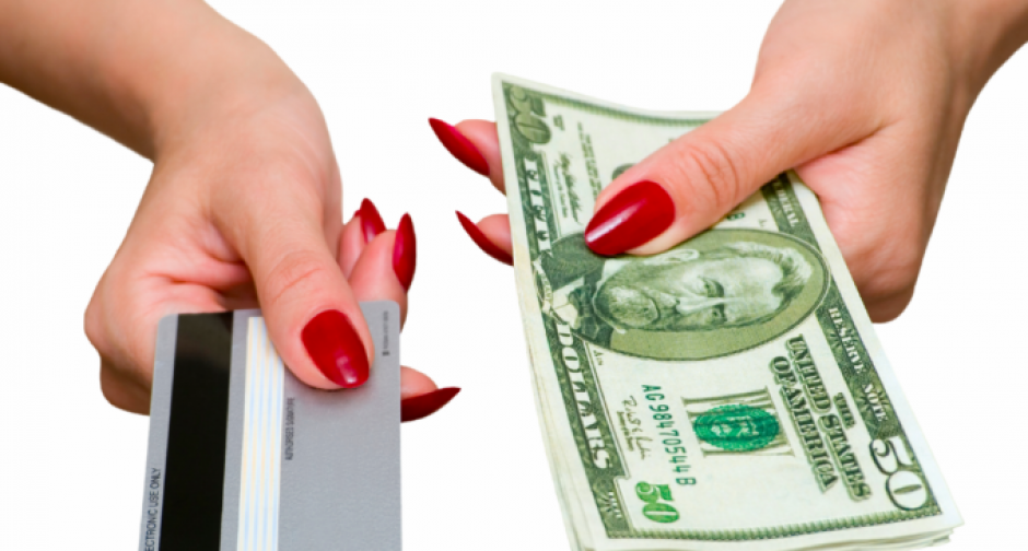 Estas son las diferencias entre usar tarjeta de cr&eacute;dito o debito y el efectivo. (Foto: Mundo Offshore)