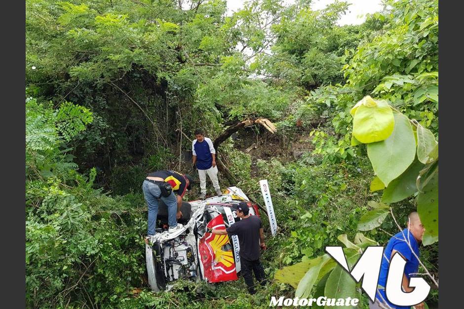 En el fondo de un barranco termin&oacute; en Porche de Diego Cuestas. (Foto: Motor Guate)