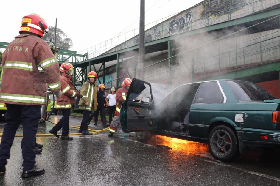 Un veh&iacute;culo se incendi&oacute; en la zona 13 capitalina. (Foto: Bomberos Municipales)