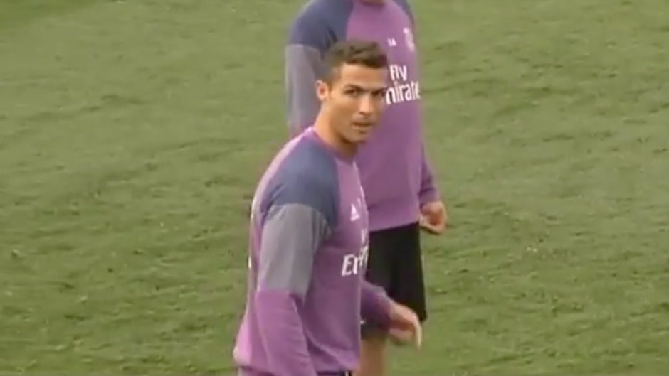 Cristiano Ronaldo se enoj&oacute; con los periodistas durante el entrenamiento. (Foto: Captura de pantalla)&nbsp;