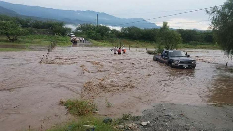 El conductor de un veh&iacute;culo intent&oacute; cruzar el r&iacute;o y se qued&oacute; varado a la mitad del camino. (Foto: Facebook/El Gr&aacute;fico de Oriente)