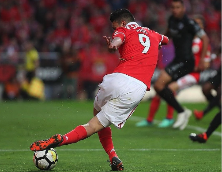 El mexicano Ra&uacute;l Jim&eacute;nez hace una genial rabona para asistir el segundo gol del Benfica. (Foto: AFP)