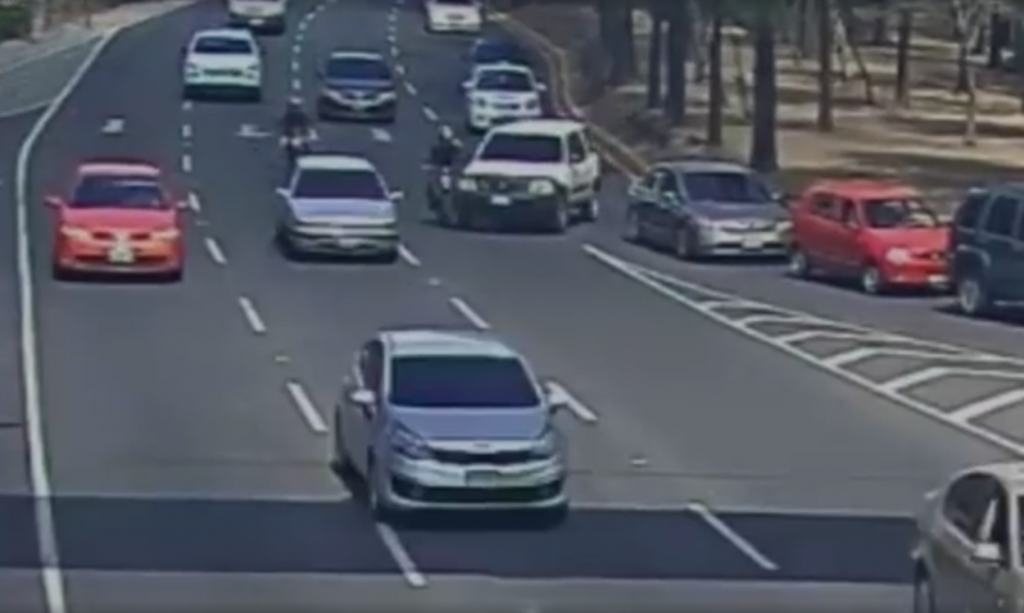 Un video muestra el momento en el que un motorista fue atropellado en el bulevar Vista Hermosa. (Foto: captura de video)