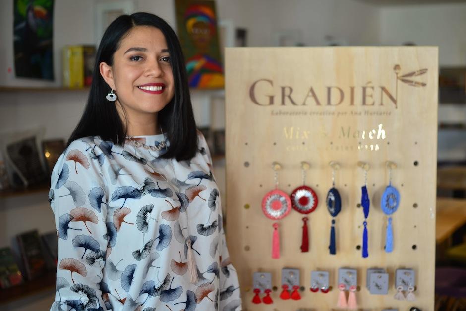 Ana Hurtarte creó esta marca de bisutería singular, hecha de materiales reciclados. (Foto: Jesús Alfonso/Soy502) 