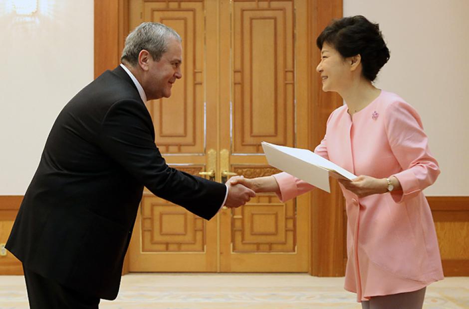 El 8 de agosto, la presidenta Park Geun-hye recibi&oacute; las cartas credenciales de Gustavo L&oacute;pez en Se&uacute;l. (Foto: Korea.net)