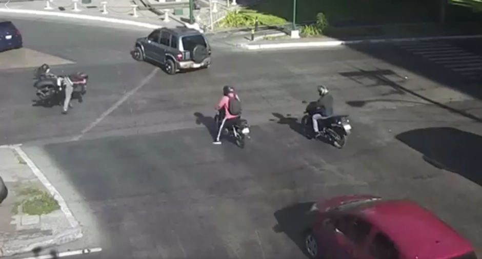 Un hombre que se conduc&iacute;a en moto no respet&oacute; el sem&aacute;foro en rojo. (Foto: captura de video)&nbsp;