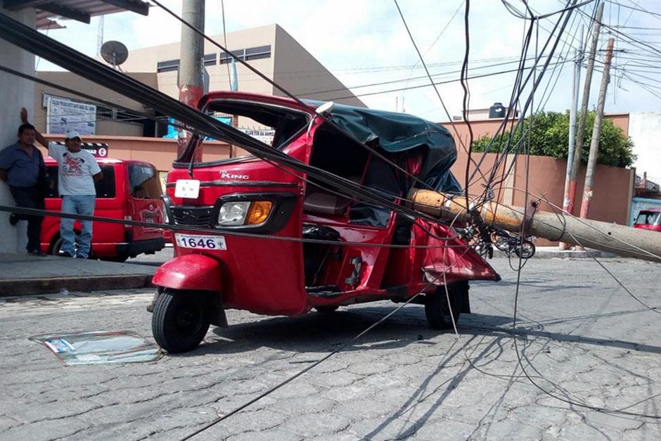 El veh&iacute;culo termin&oacute; destruido por el poste que sostiene cables de alta tensi&oacute;n. (Foto: Noticias Suchitep&eacute;quez)&nbsp;