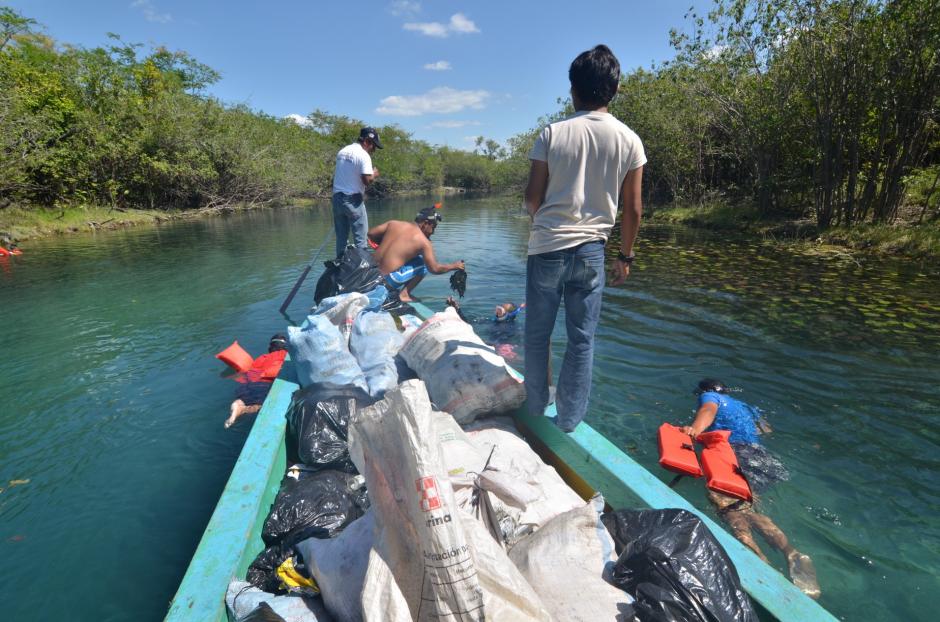 Los comunitarios realizaron las labores de limpieza en el atractivo natural. (Foto: Rony Rodr&iacute;guez)