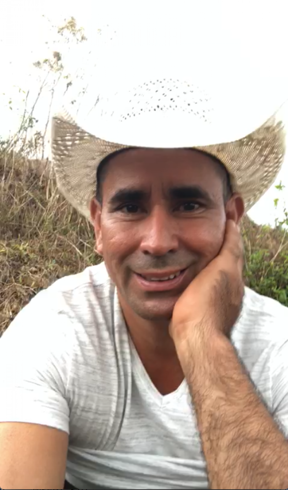 El alcalde de Ipala se grab&oacute; defecando en el campo y luego comparti&oacute; el video en varias redes sociales. (Foto: Captura de pantalla)