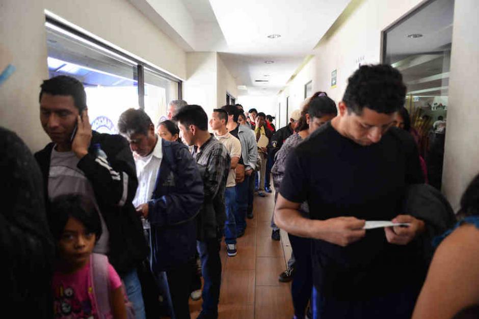 Arreglar trámites en Guatemala es un calvario. Aquí la fila para obtener antecedentes penales (Foto: Jesús Alfonso/Soy502)