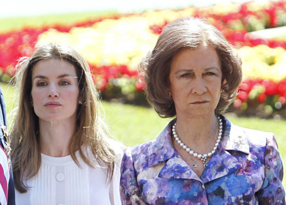 Do&ntilde;a Letizia y la entonces Reina Sof&iacute;a en un encuentro en 2010. (Foto: GTRES)&nbsp;