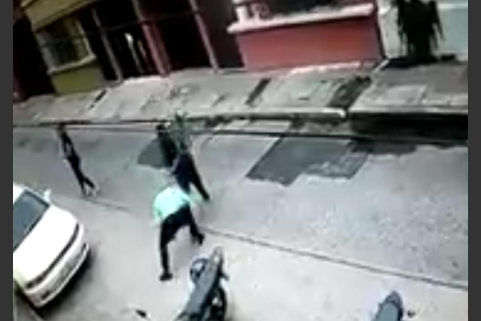 Elemento de la PNC resulta herido tras un asalto en la zona 1 capitalina. (Foto: Captura de video)