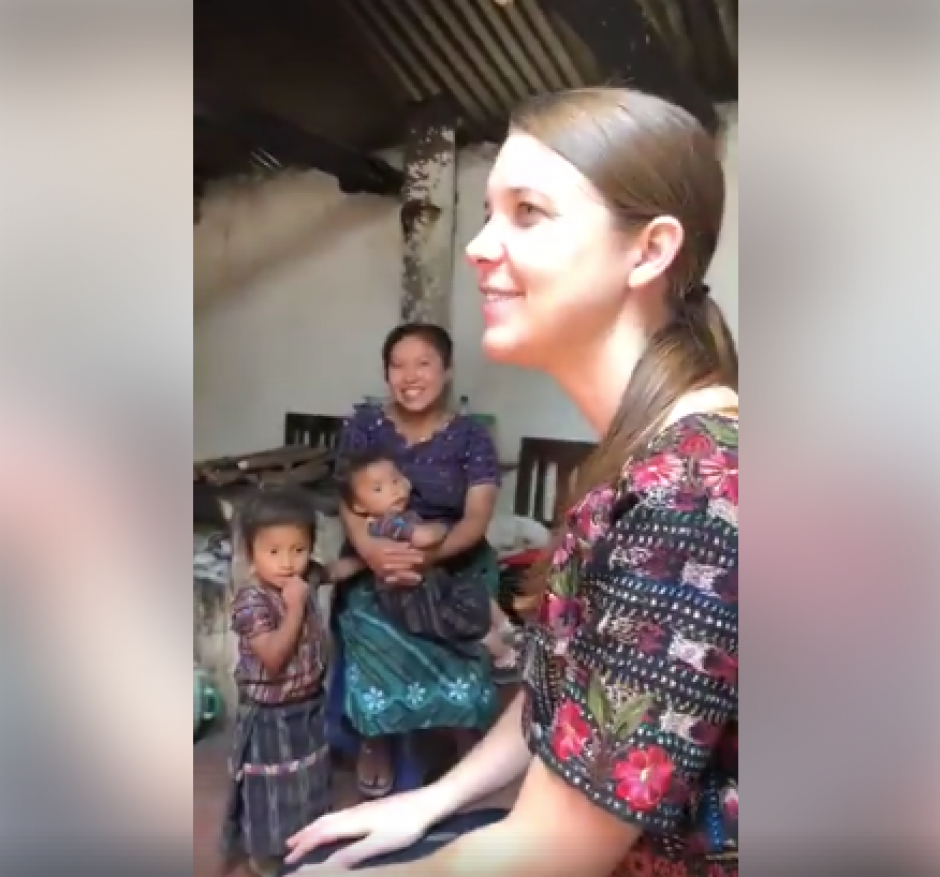 Extranjera sorprende al hablar Kaqchikel con fluidez durante una conversación. (Foto: Captura de video)