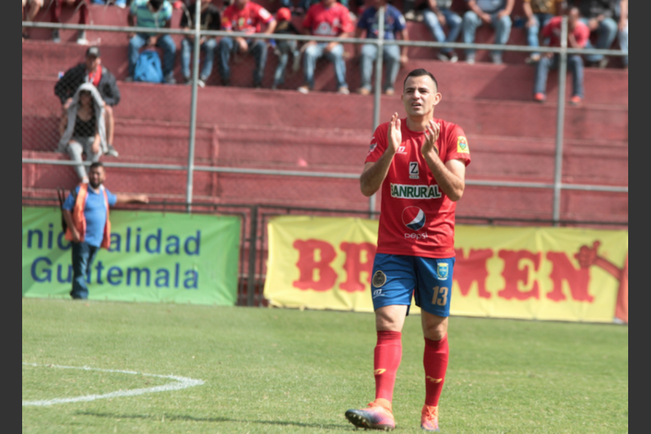 Marco Pappa&nbsp;volante de Municipal fue suspendido cuatro partido por escupir a un rival. (Foto: Soy502)