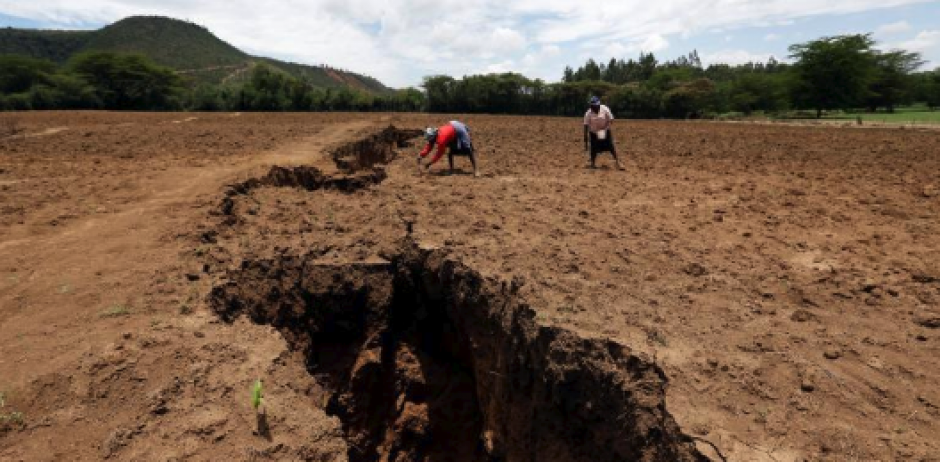 La grieta apareci&oacute; en Kenia y se cree que es el resultado de la separaci&oacute;n de placas tect&oacute;nicas. La foto corresponde al 28 de marzo de 2018. (Foto: CNN)