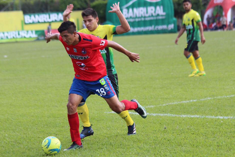 Kevin Ruiz protege el bal&oacute;n ante la marca de Luis de Le&oacute;n. (Foto: Soy502)
