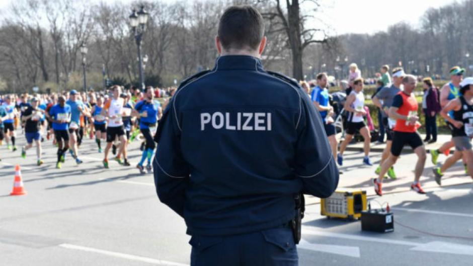La polic&iacute;a evit&oacute; un ataque con cuchillo en el Medio Marat&oacute;n de Berl&iacute;n. (Foto: AFP)
