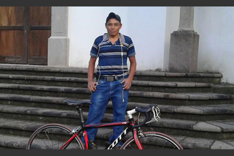 Prudencio Sab&aacute;n posa con su bicicleta en una postal del 2017. (Foto: Facebook)