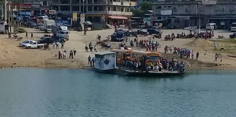 Jugadores y aficionados de Santa Ana FC (Segunda Divisi&oacute;n) estuvieron retenidos por varios minutos. (Foto: @edvinwilfredo)