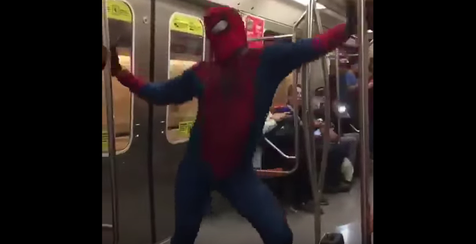 Spiderman enamor&oacute; bailando Scooby doo pa pa en el metro. (Foto: captura de pantalla)&nbsp;