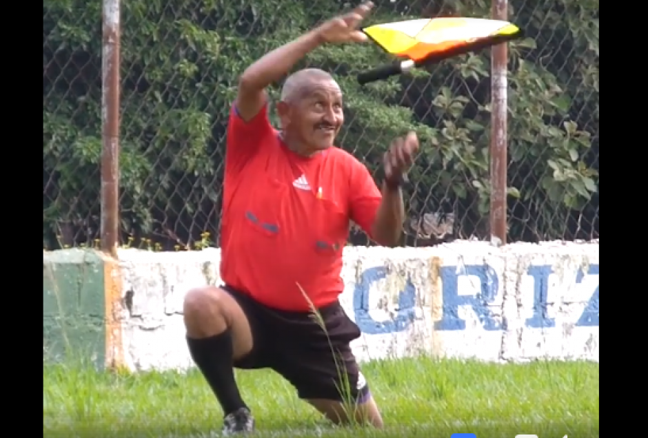 Samuel Paredes, "el &aacute;rbitro" malabarista de Cotzumalguapa se hizo viral por su estilo para dirigir. (Foto: Captura de video)